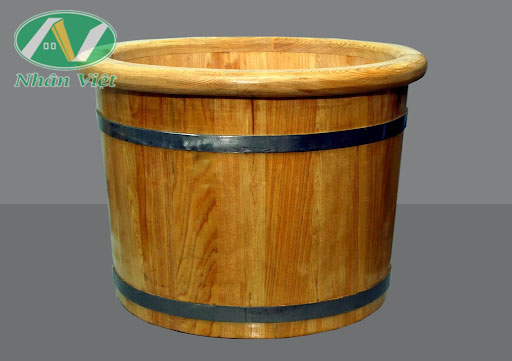 Bồn tắm tròn có thành dày bằng gỗ nên khả năng giữ nhiệt nước tốt hơn chất liệu khác