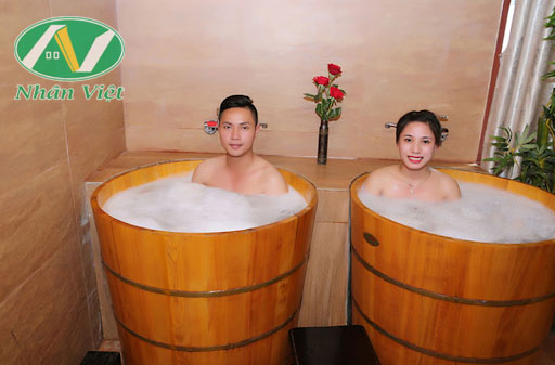 Tắm bồn gỗ tròn mang đến nhiều lợi ích trong việc trẻ hóa làn da