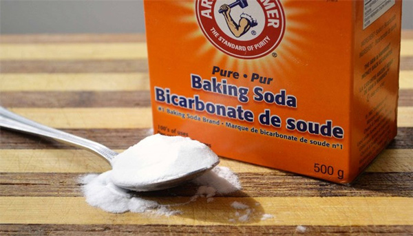 Baking soda kết hợp với giấm ăn giúp làm thông thoáng bồn cầu